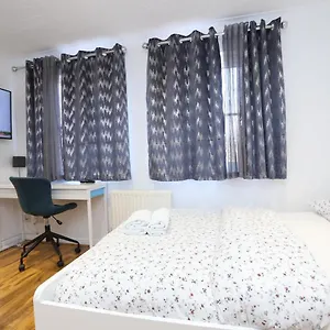https://fabulous-room-with-en-suite-bathroom-and-shared-kitchen.cambridgehotelsuk.com
