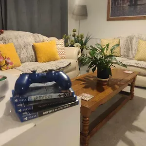 Holiday home 3-bedroom - Close To M4 & Private Off-road Parking, Swansea