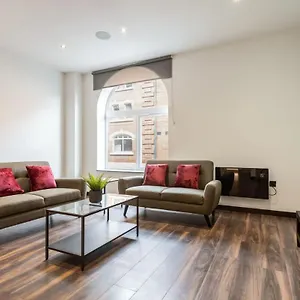https://apt-characterful-2-bed-with-parking-in-central-hull.yorkshirehotels.net
